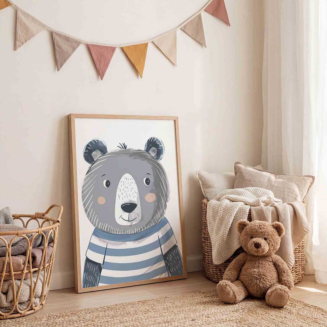Beer met gestreept shirt – speelse wandkunst als portret kinderposter
