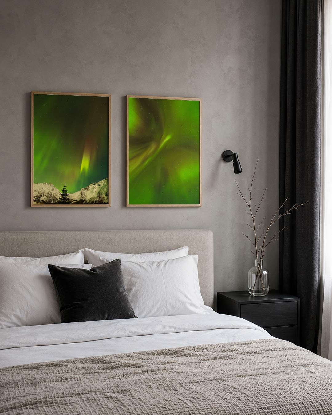 Licht en schaduw posterset – derde productweergave – dansende groene en gele lichtsluiers boven besneeuwde bergen. Een
