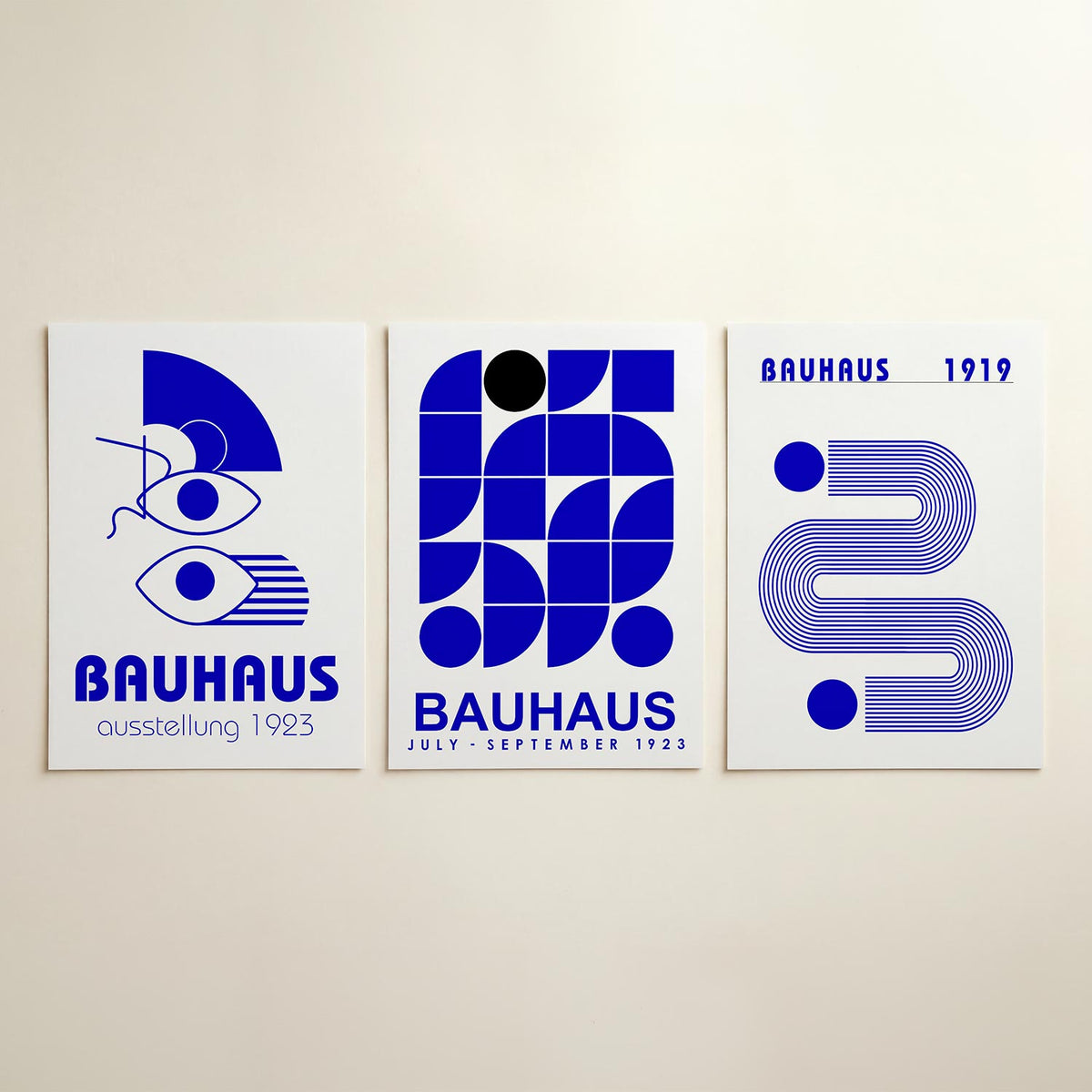 Vormen en lijnen posterset – detailweergave – deze posterset in drie delen toont een spel van blauwe vormen en lijnen. Ogen