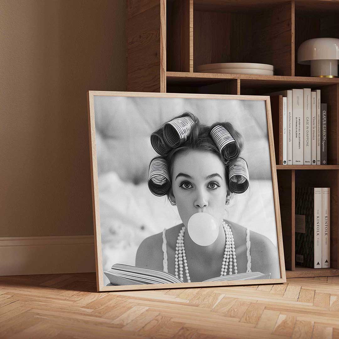 Meisje met krulspelden – vierkante Pop Art wanddecoratie van WallArtistic