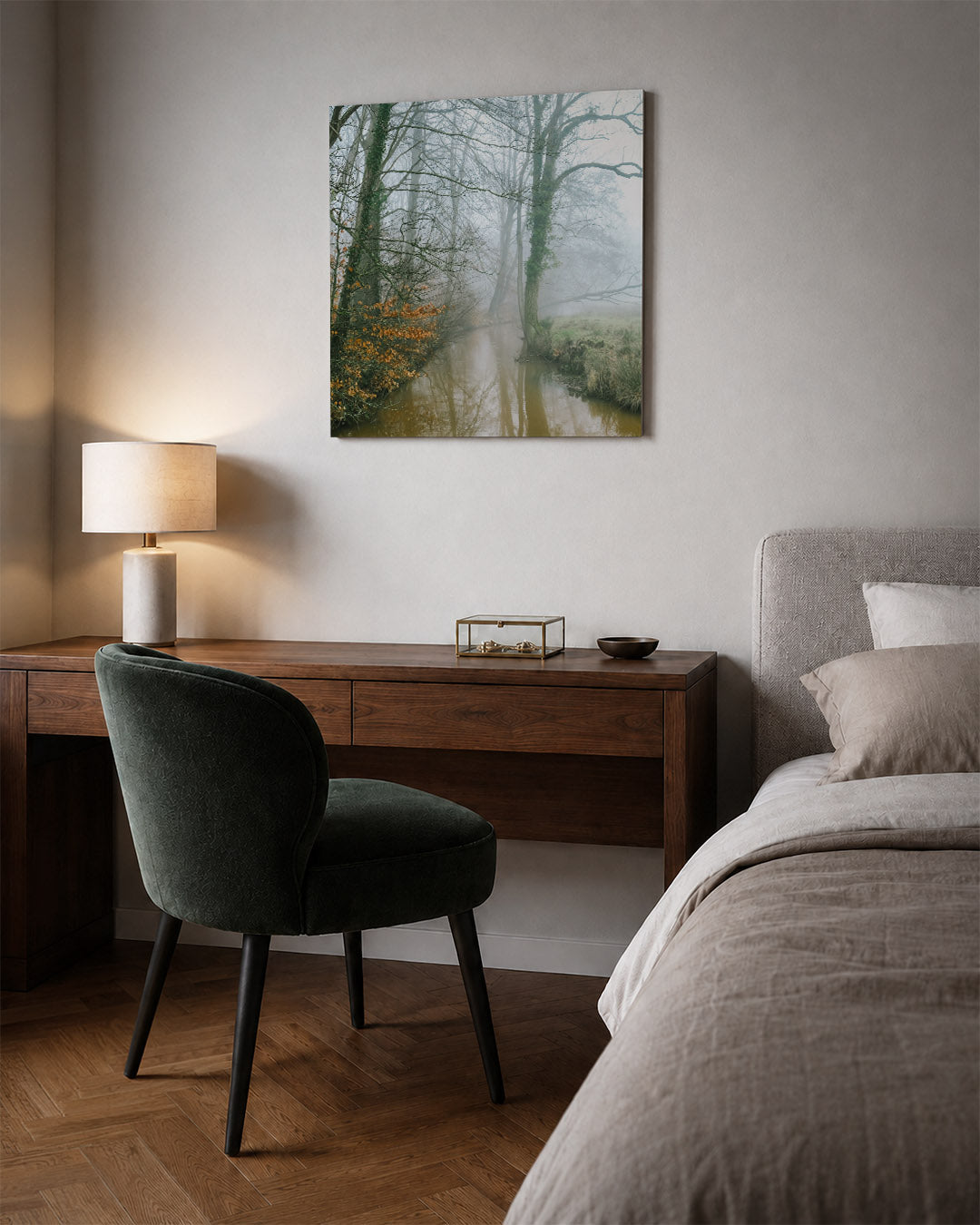 Mistig boslandschap kunstwerk – sfeerbeeld – een serene scène van een mistig bos met kale bomen langs een rustige beek. De