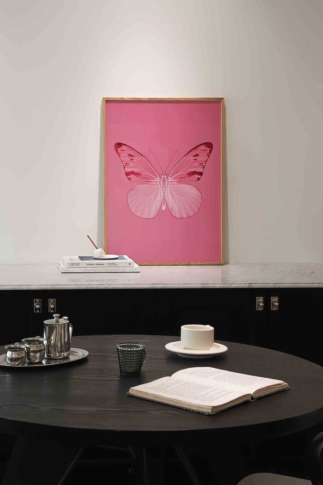 Vlinder op roze – abstracte poster in staand formaat
