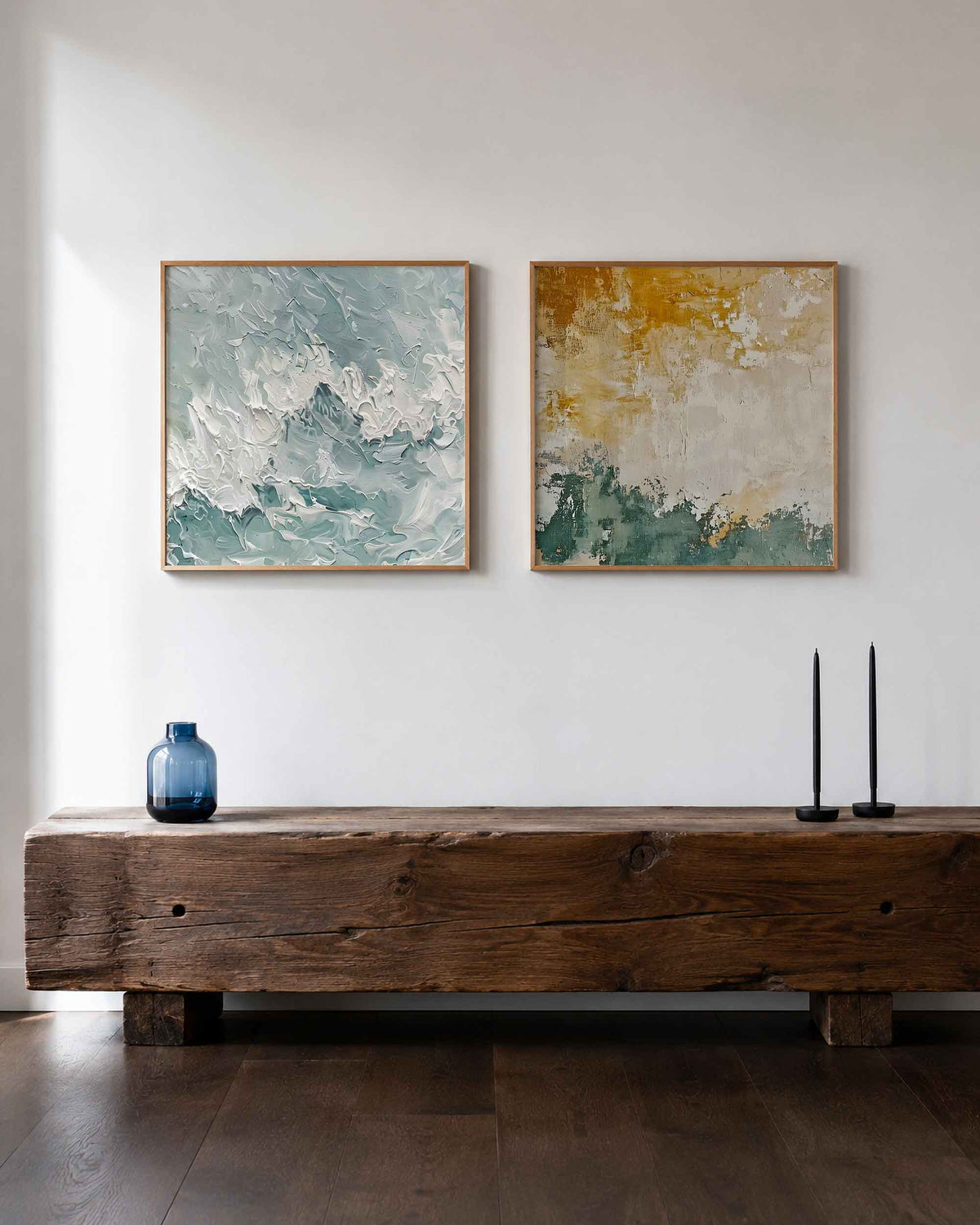 Interieurpresentatie van een tweedelige vierkante posterset met structuur en verf