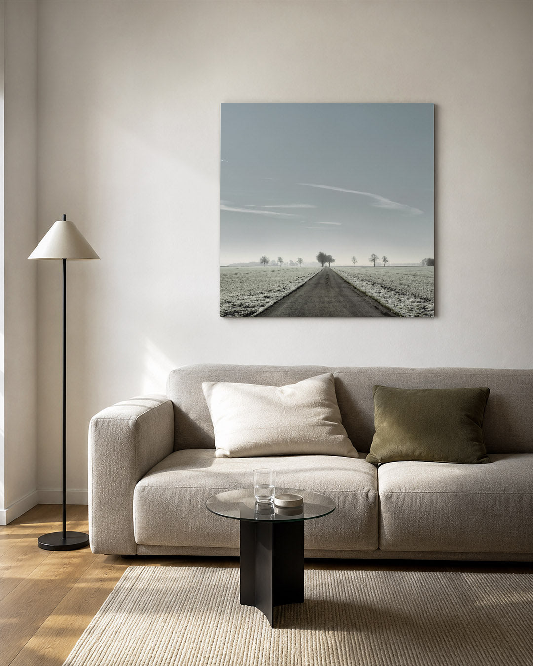 Rustige weglandschap kunstwerk – vierkante wanddecoratie – een lange weg strekt zich uit naar de horizon, geflankeerd door