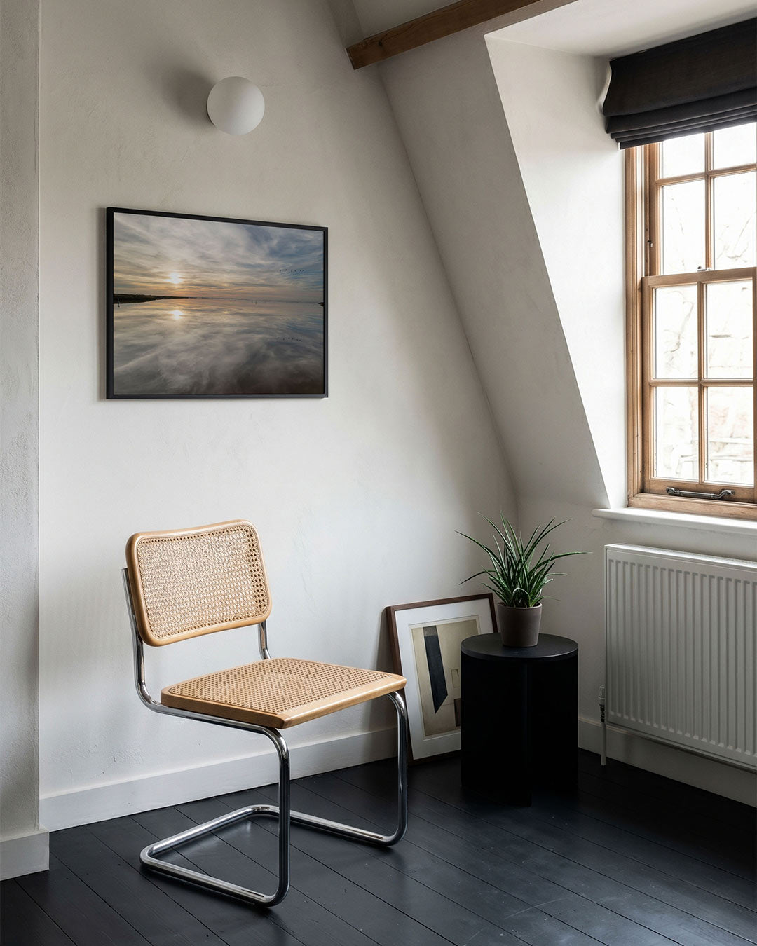 Rustige zonsondergang poster – tweede productweergave – een serene zonsondergang boven een kalm wateroppervlak, met zachte