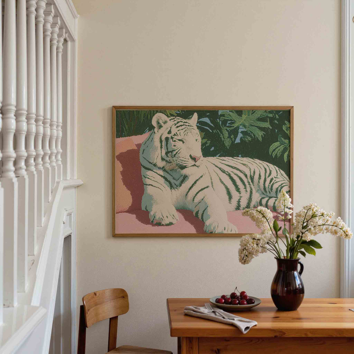 Witte tijger op roze bank – dieren poster in liggend formaat
