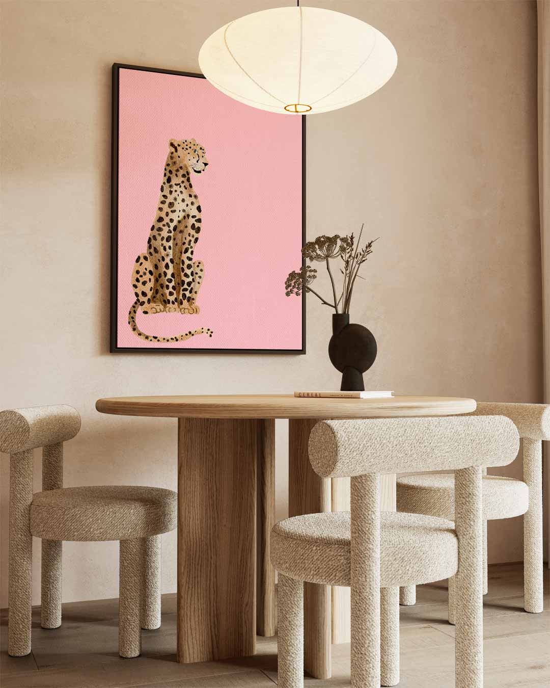 Elegante Luipaard op Roze Achtergrond – modern portret kunstwerk van WallArtistic
