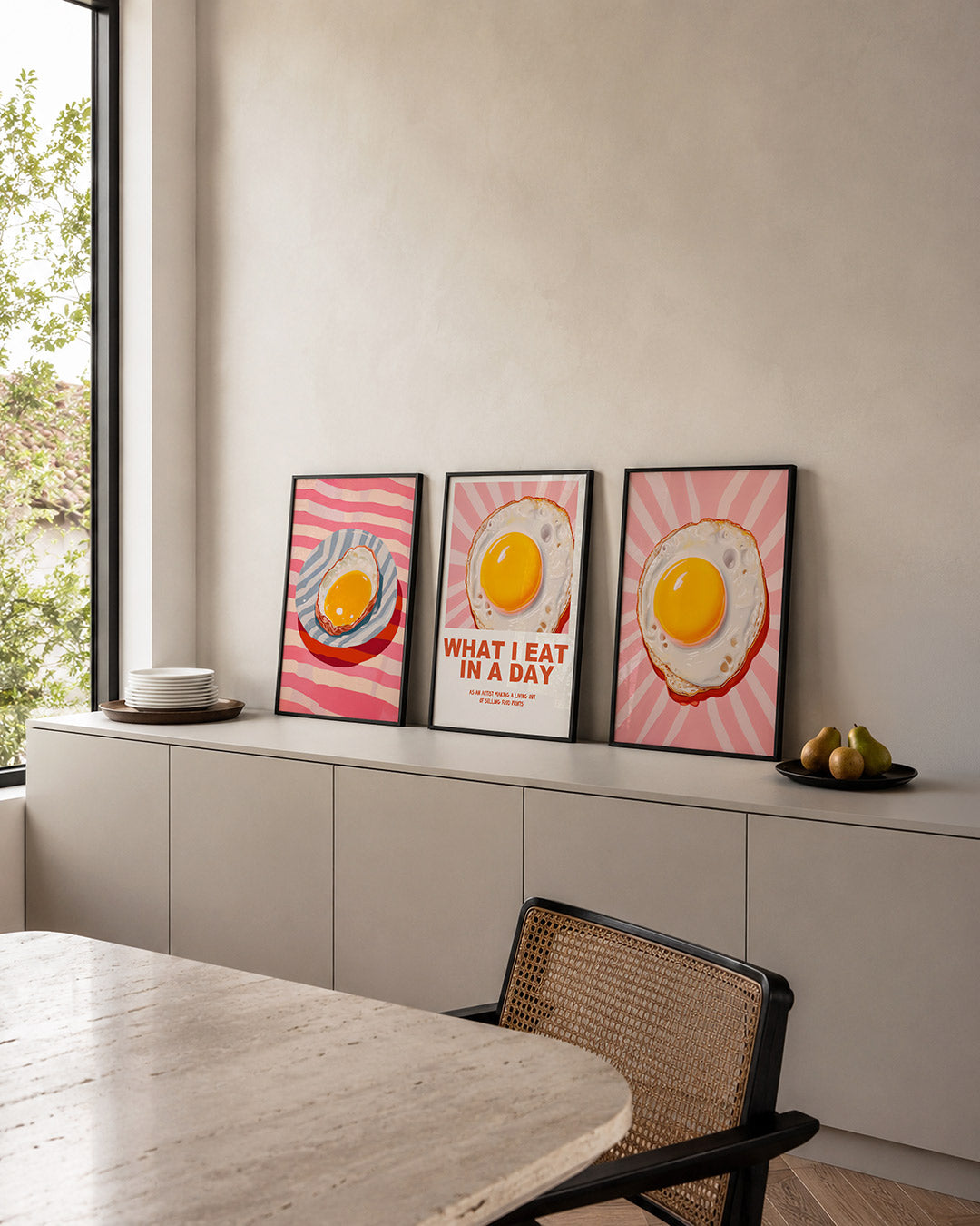 Eivorm en strepen – een felgeel ei op een gestreept bord, omringd door roze en witte golvende – weergave 4