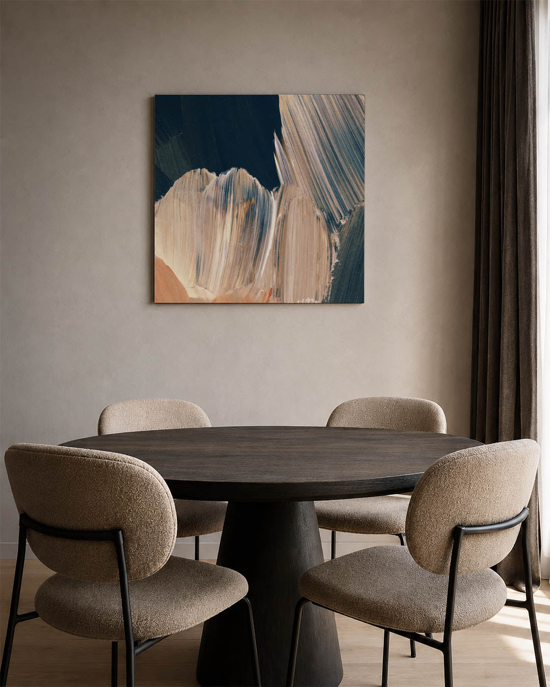 Abstracte kunstwerk – derde productweergave – dit kunstwerk toont vloeiende penseelstreken in blauw en beige, met subtiele
