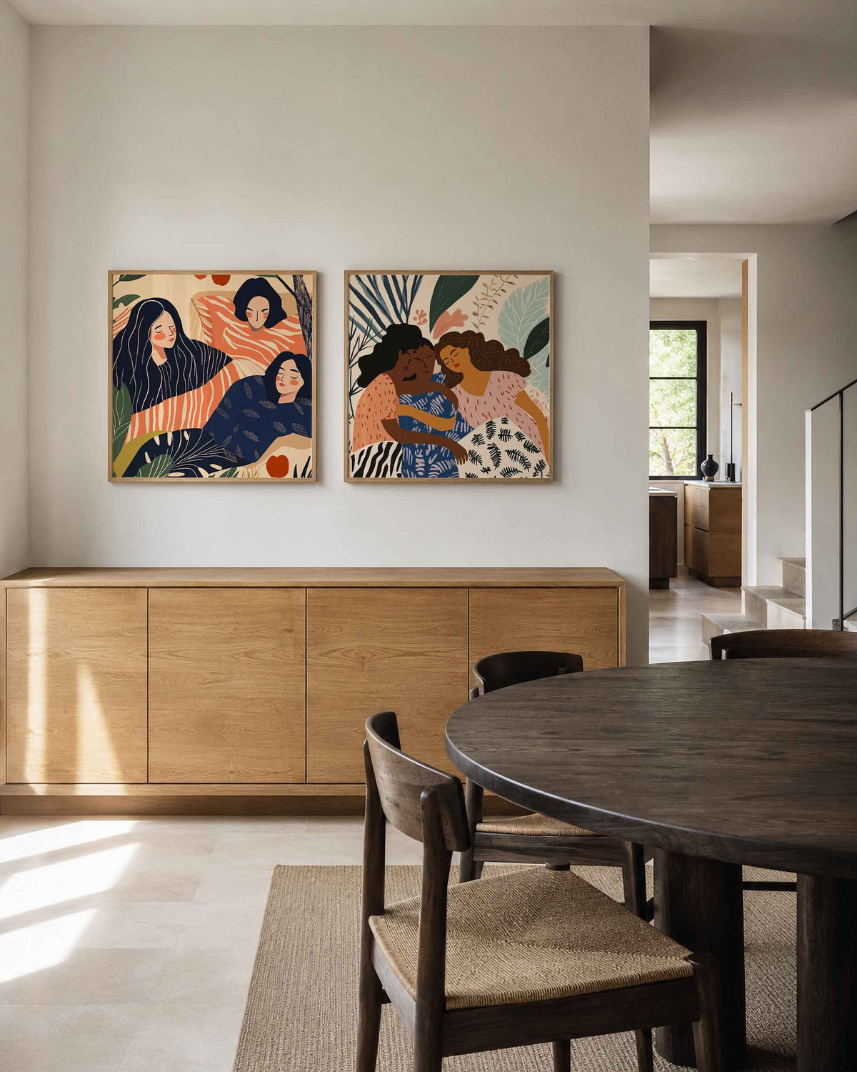 Interieurpresentatie van een tweedelige vierkante posterset met vrouwen met bladeren