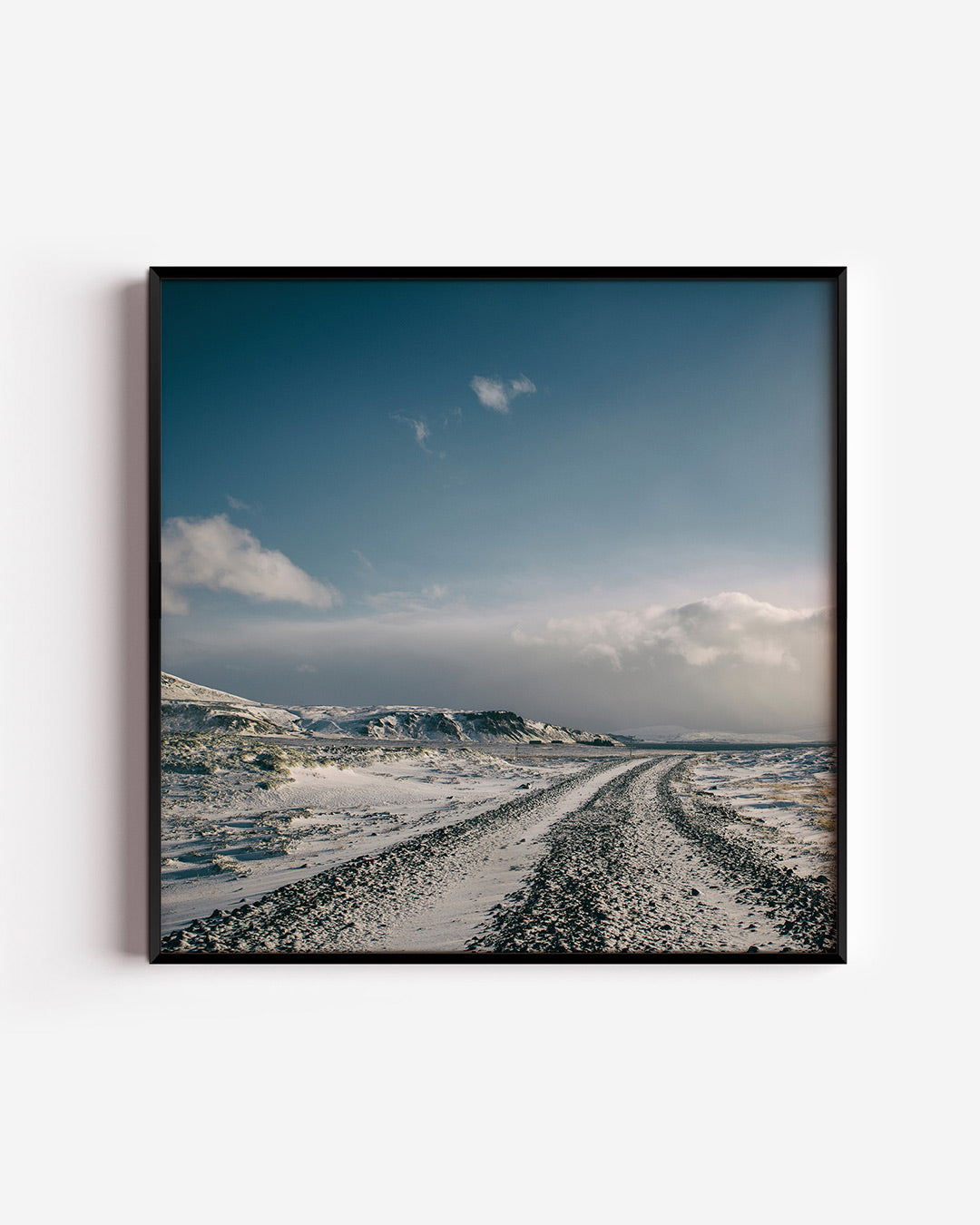 Winterse bergweg poster – vierkante wanddecoratie – een kronkelende weg leidt door een besneeuwd landschap met bergen aan de