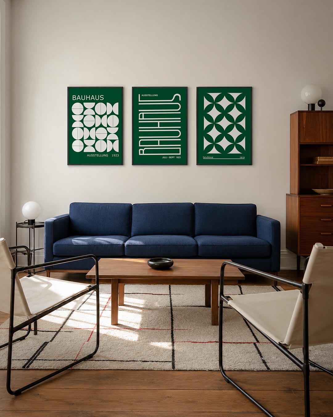 Vorm en ritme driedelige posterset – deze posterset in drie delen toont een speelse ordening van witte geometrische vormen op