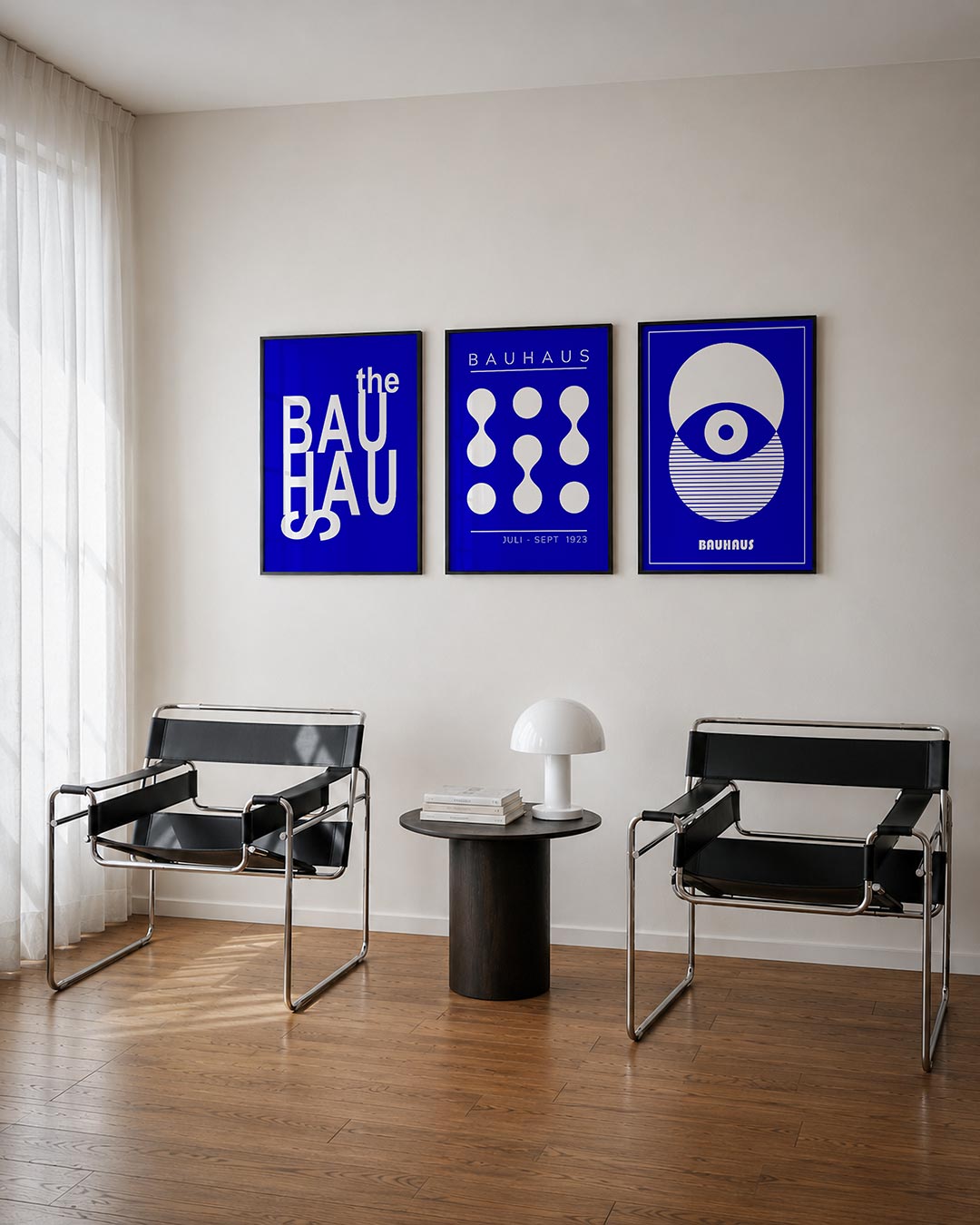 Typografisch spel driedelige posterset – deze posterset in drie delen toont een speelse ordening van witte letters op een