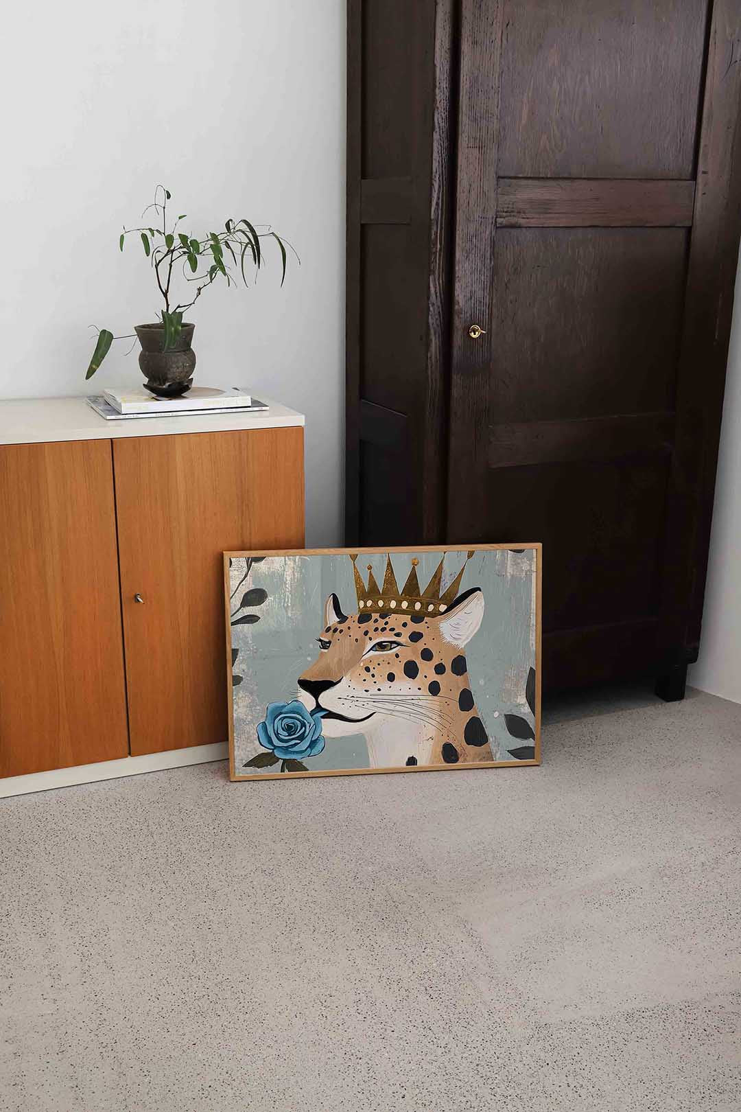 Luipaard met kroon en blauwe roos – dierenillustratie als landscape poster