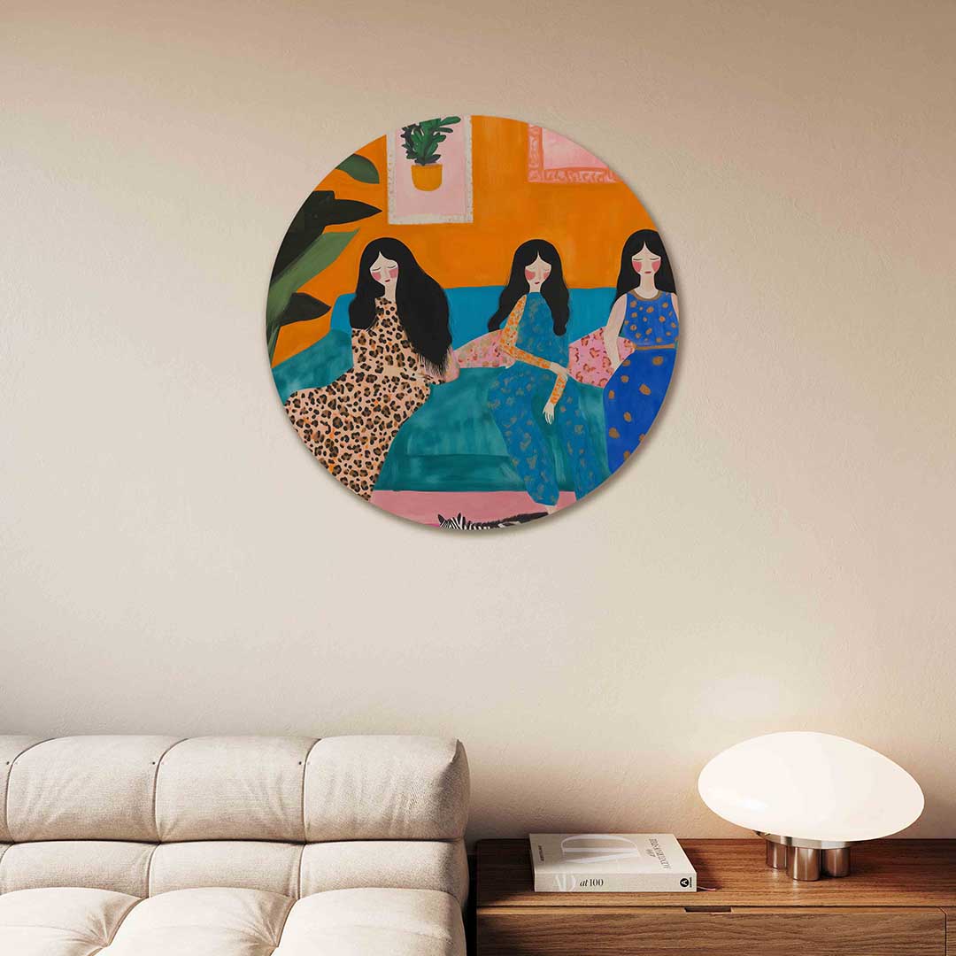 Drie vrouwen op bank – moderne abstracte muurcirkel voor aan de muur
