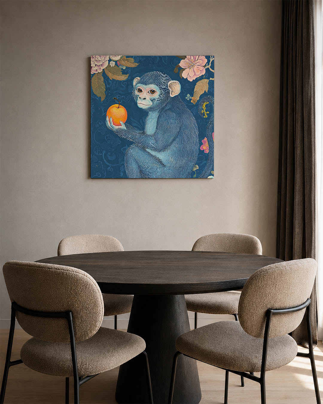 Dromerige aap kunstwerk – derde productweergave – dit kunstwerk toont een blauwe aap met een oranje vrucht in zijn hand