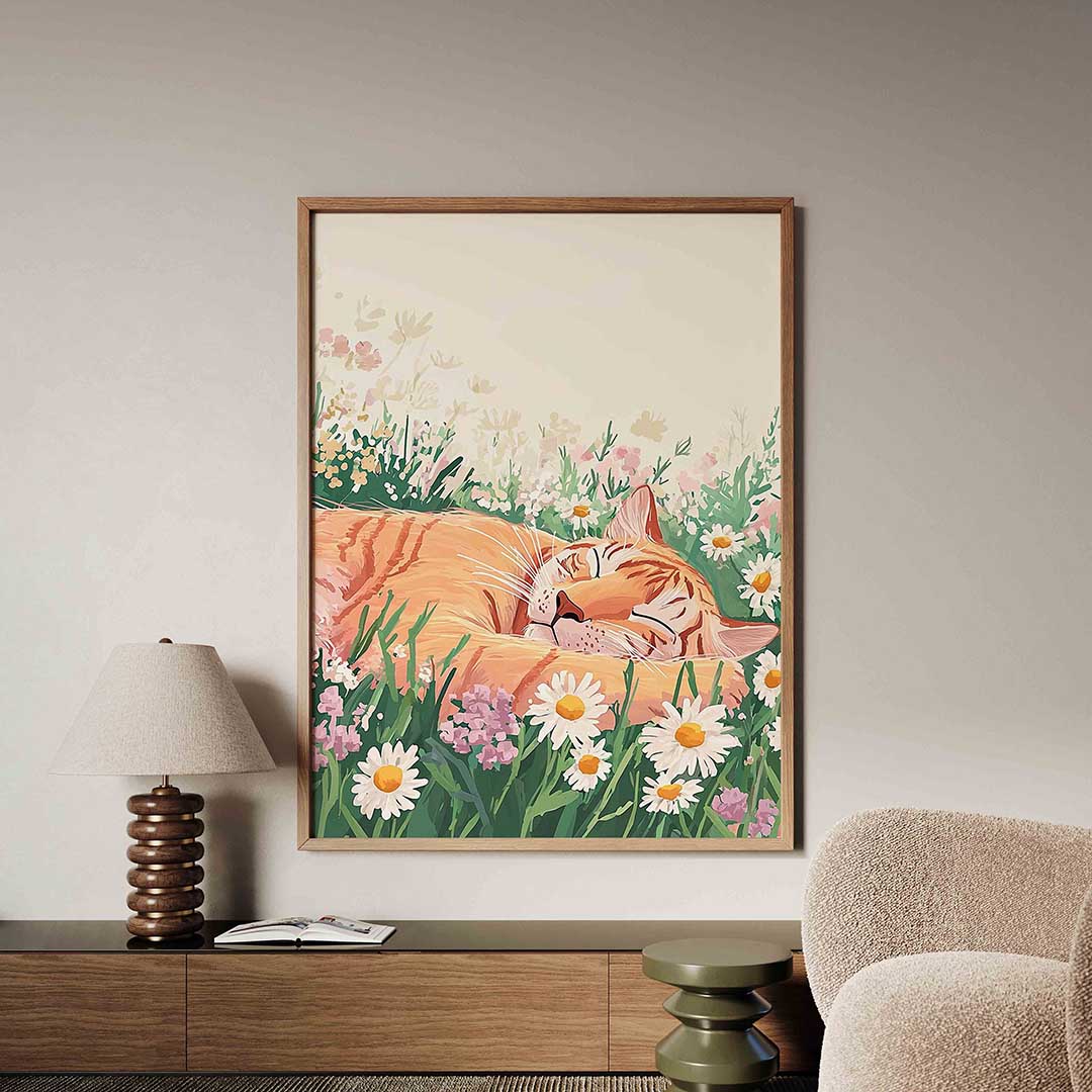 Slapende kat in bloemen – dieren poster in staand formaat