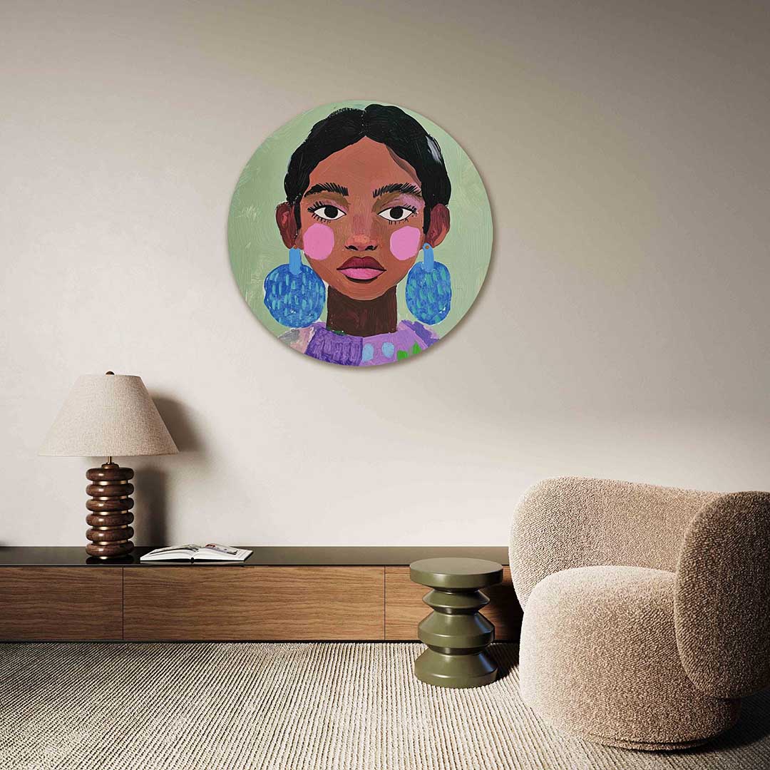 Portret met blauwe oorbellen – abstracte muurcirkel als ronde wanddecoratie