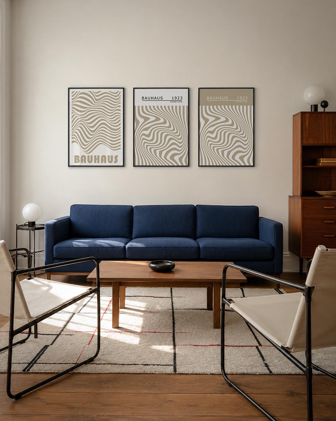 Golvend lijnenspel driedelige posterset – deze posterset in drie delen toont vloeiende, golvende lijnen in beige en wit. De