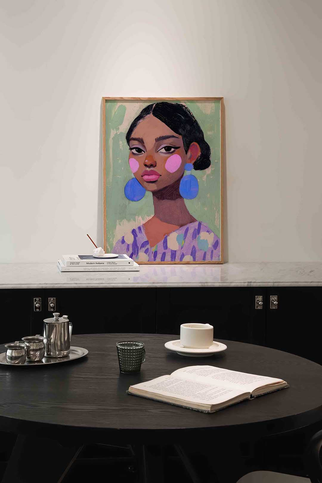 Vrouw met blauwe oorbellen – moderne poster in staand formaat