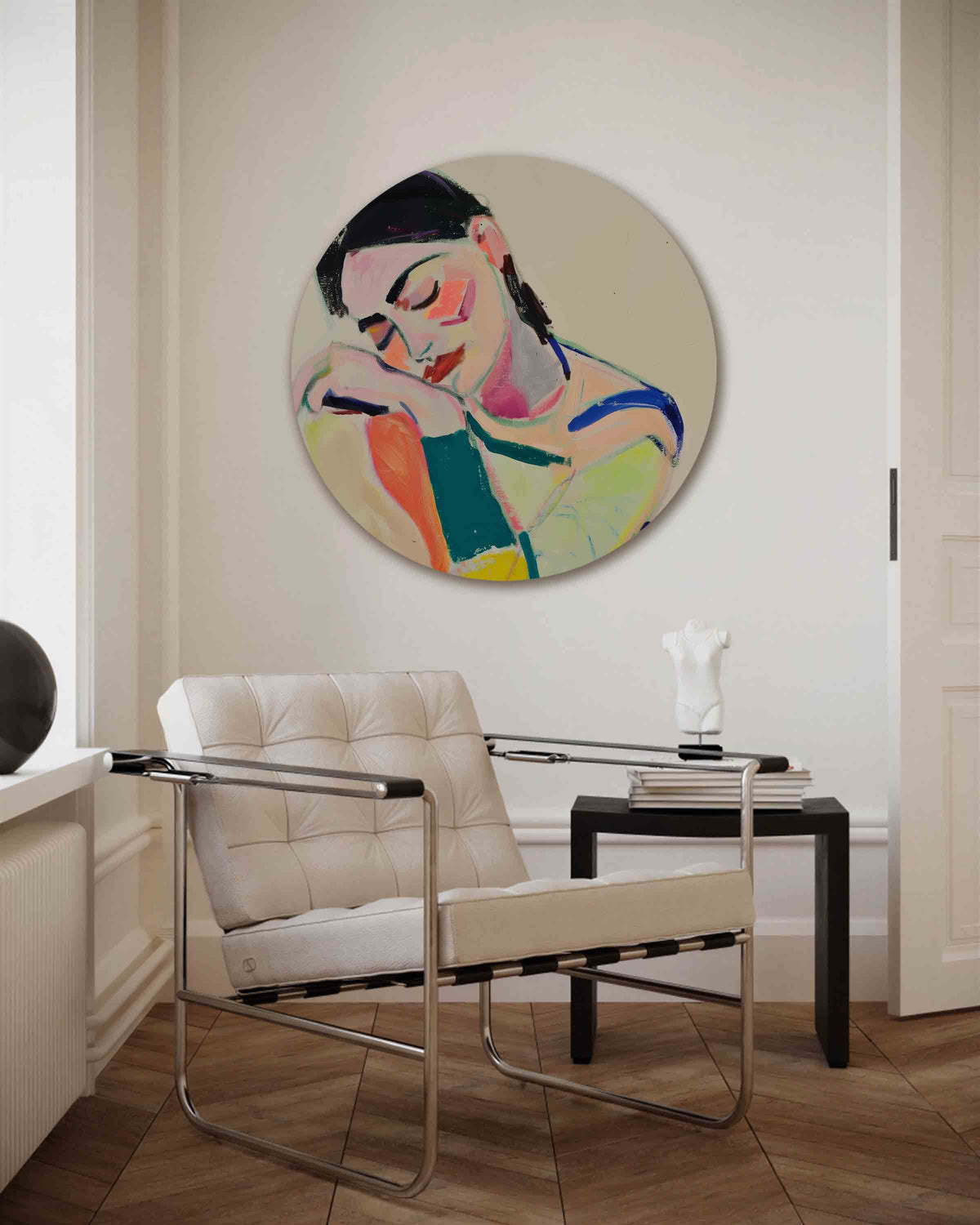 Vrouwelijk portret – kleurrijke muurcirkel als ronde wanddecoratie