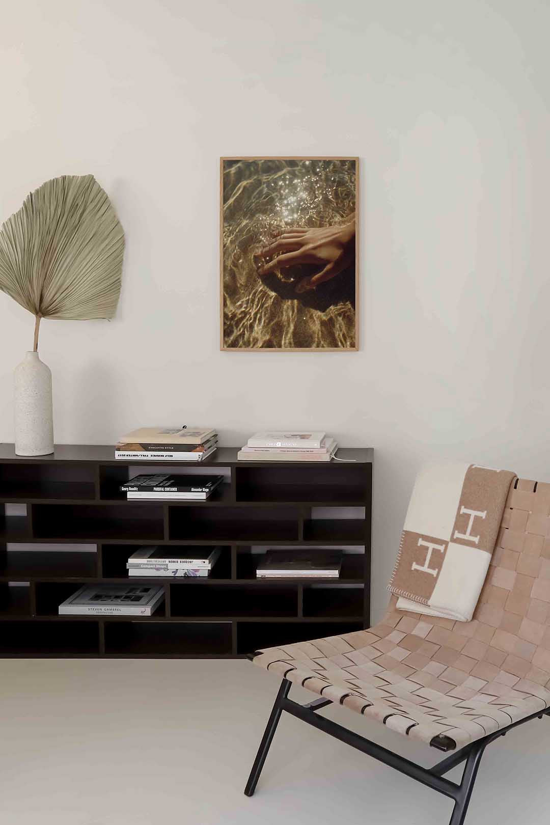 Hand in water – natuur poster in staand formaat