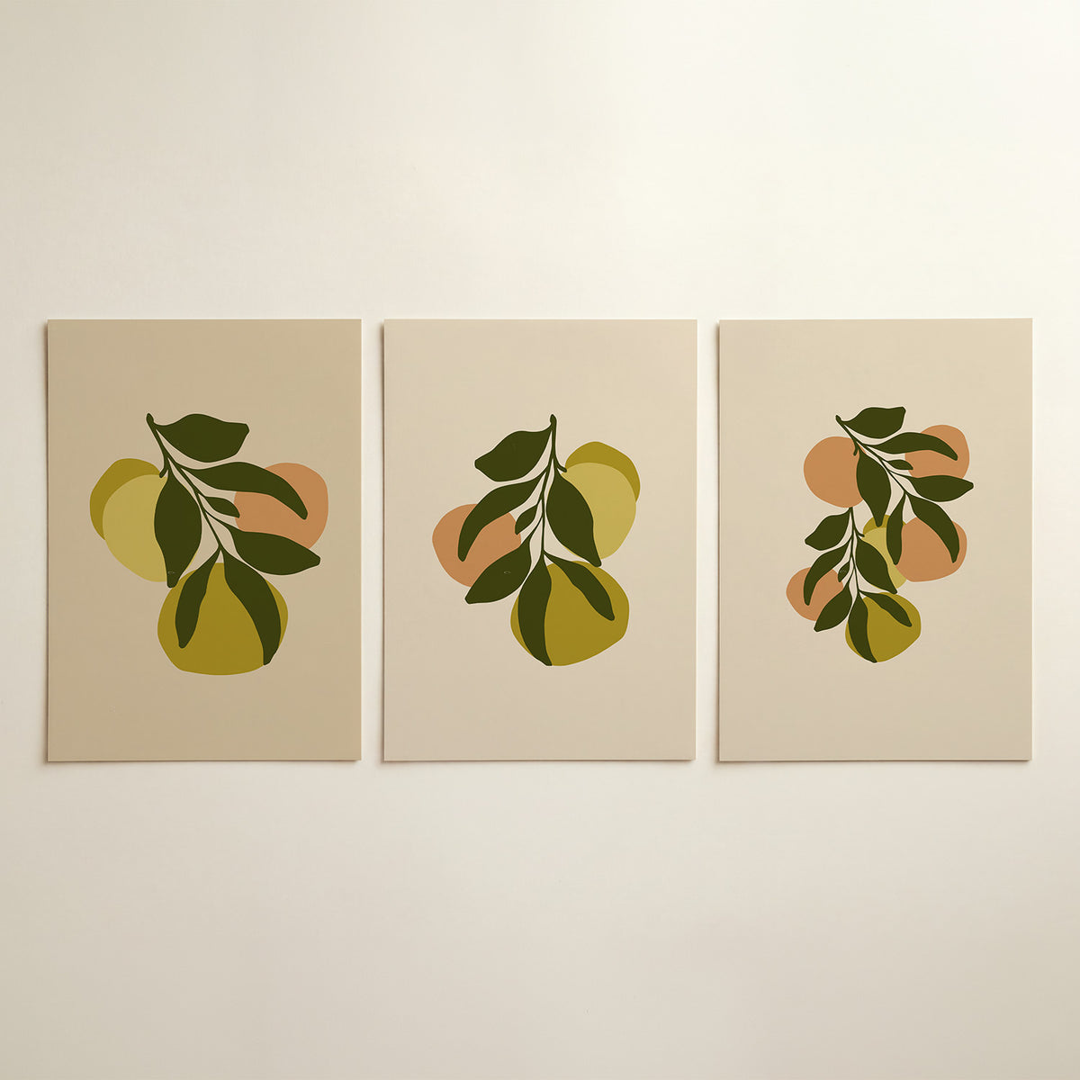 Vrucht en blad posterset – detailweergave – een speelse compositie van groene bladeren en kleurrijke
