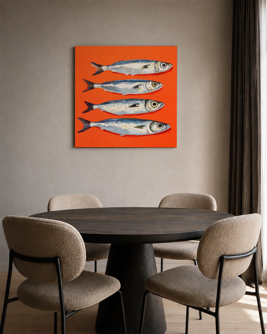 Vissen op fel oranje kunstwerk – vierkante wanddecoratie – vier vissen liggen horizontaal op een fel oranje achtergrond. De