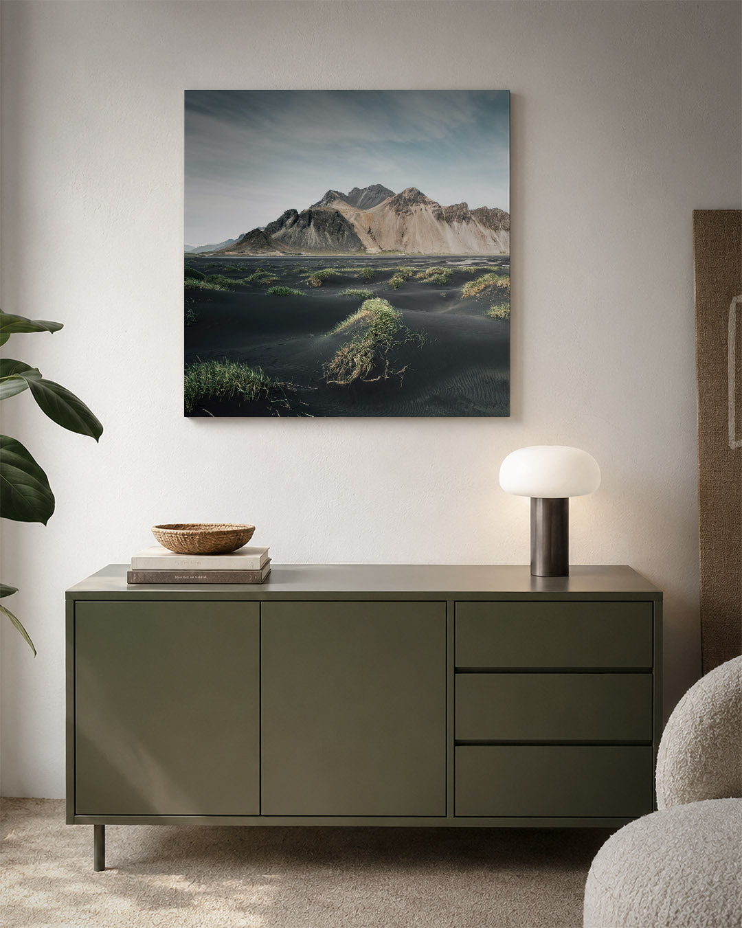 Berglandschap met gras kunstwerk – detailweergave – een berglandschap met donkere zandduinen en verspreide grasplukken. De
