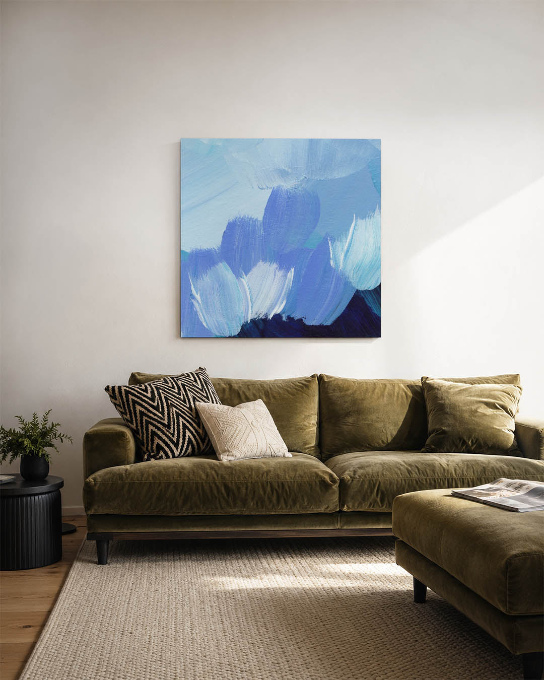 Dynamische blauwtinten kunstwerk – sfeerbeeld – dit werk toont vloeiende penseelstreken in verschillende blauwtinten, met