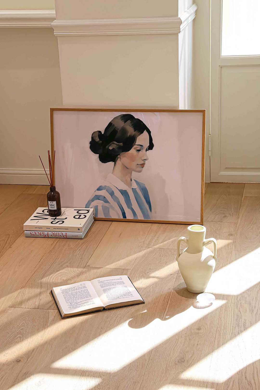 Vrouw in blauw gestreepte blouse – liggende portret wanddecoratie van WallArtistic