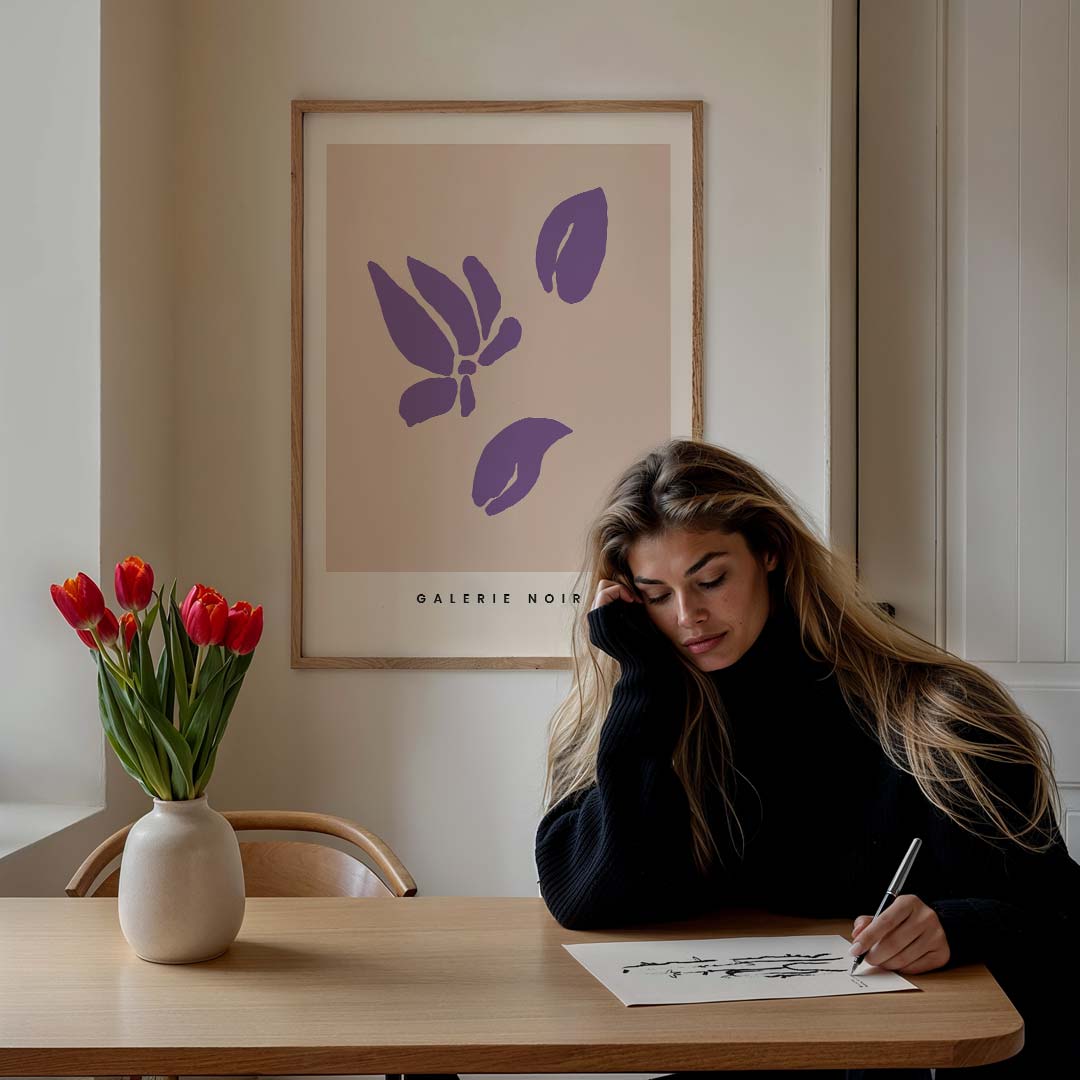 Stijlvolle Bloemenposter in Paars – staande muurposter met tekst en typografie