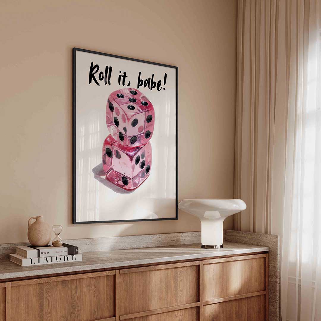 Roze dobbelstenen – kleurrijke Pop Art poster in staand formaat