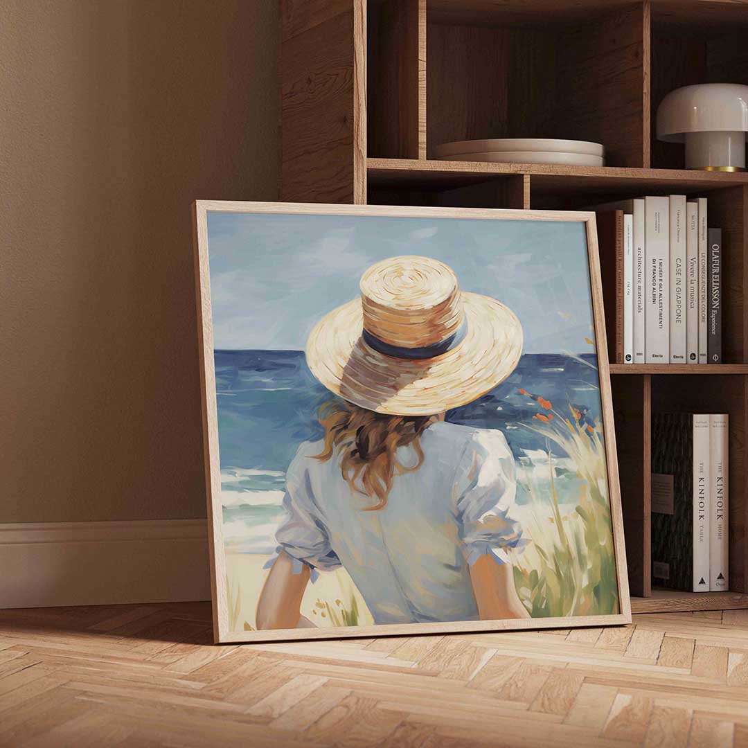 Vrouw met hoed bij zee – vierkante portret wanddecoratie van WallArtistic