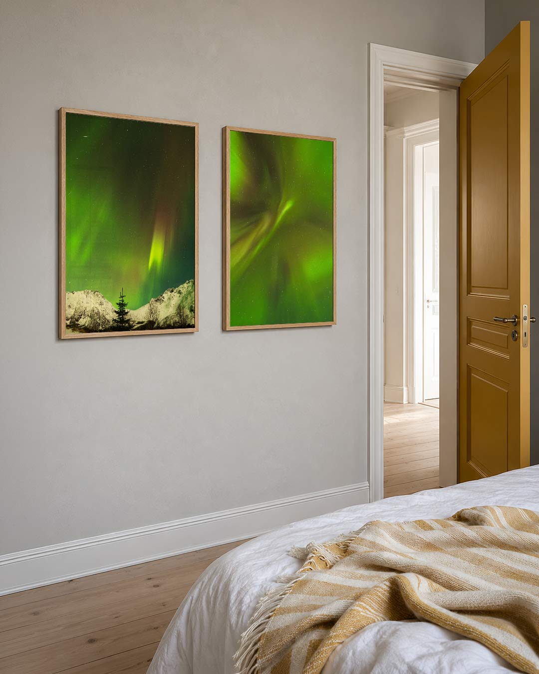 Licht en schaduw posterset – detailweergave – dansende groene en gele lichtsluiers boven besneeuwde bergen. Een eenzame boom