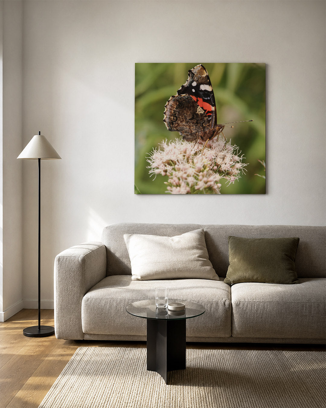 Vlinder op bloem kunstwerk – vierkante wanddecoratie – een gedetailleerde close-up van een vlinder met kleurrijke vleugels op