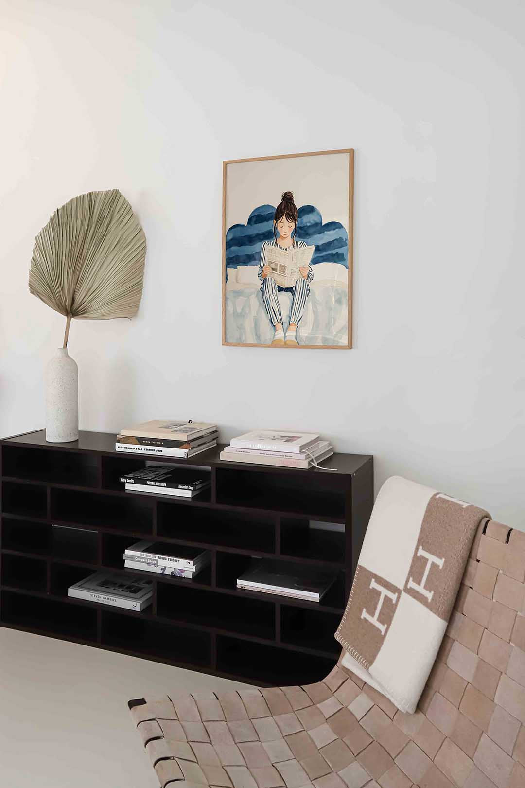 Lezend meisje – staande moderne wanddecoratie van WallArtistic
