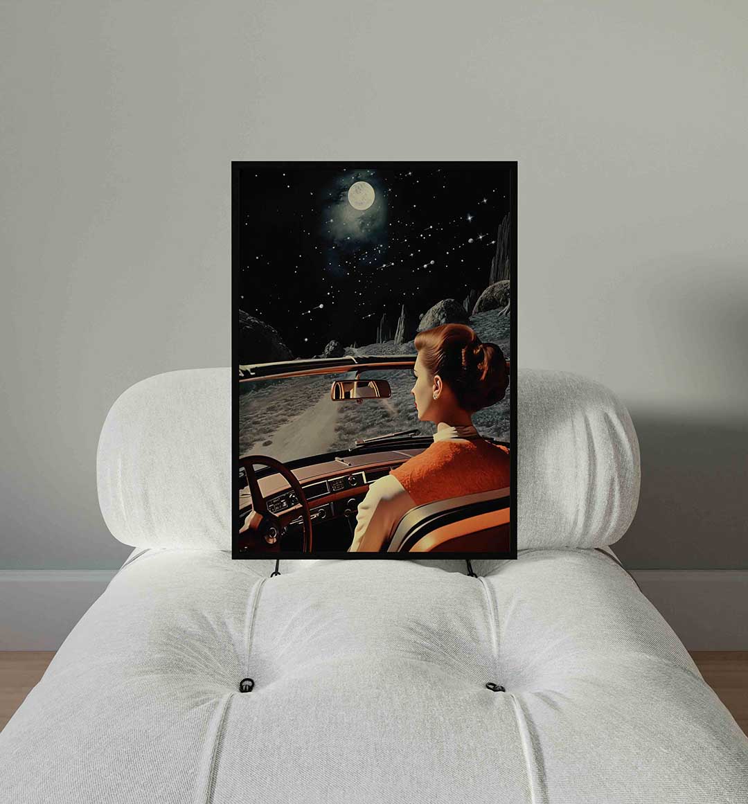 Vrouw in auto onder sterrenhemel – staande surrealistische wanddecoratie van WallArtistic