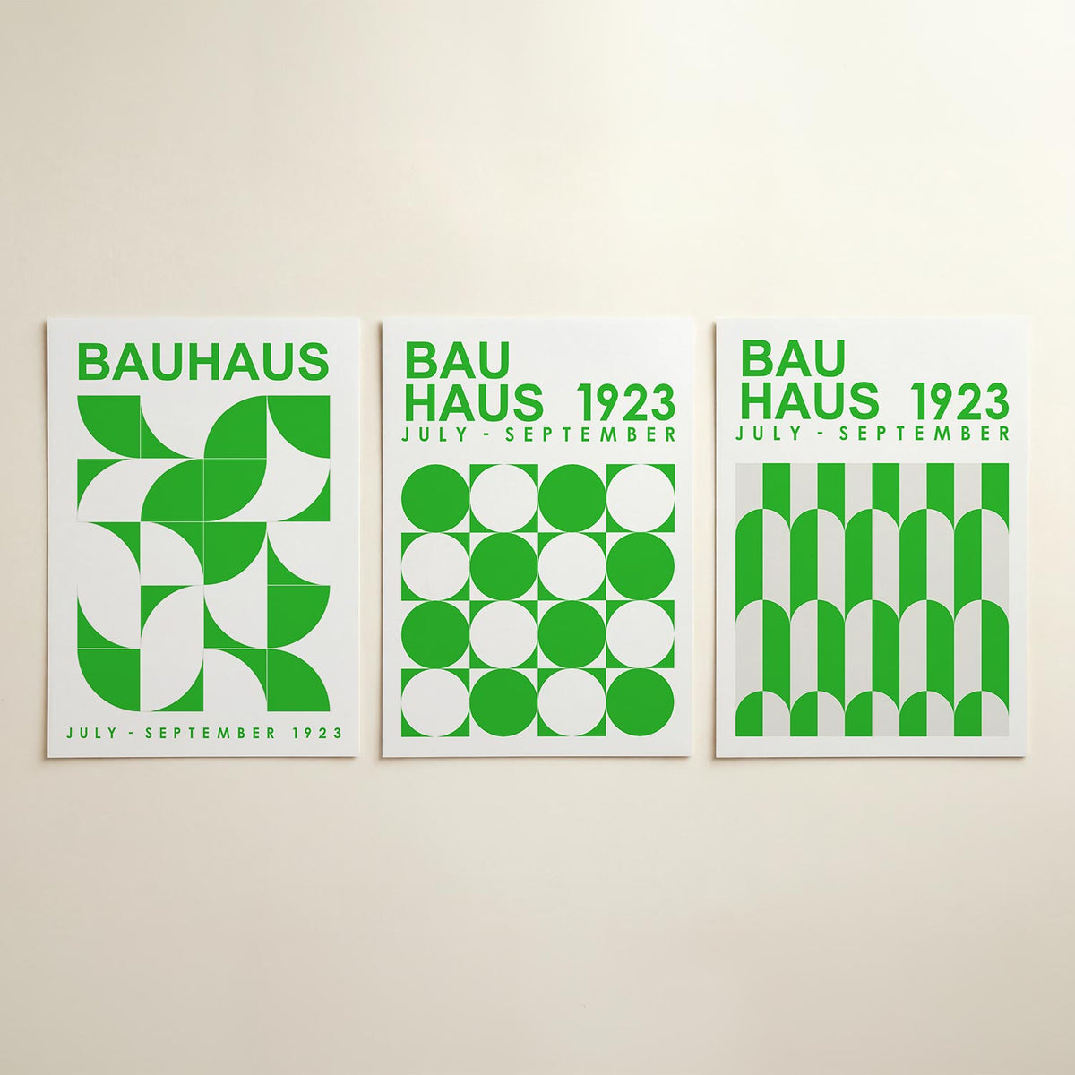Groene vormenritme driedelige posterset in interieur