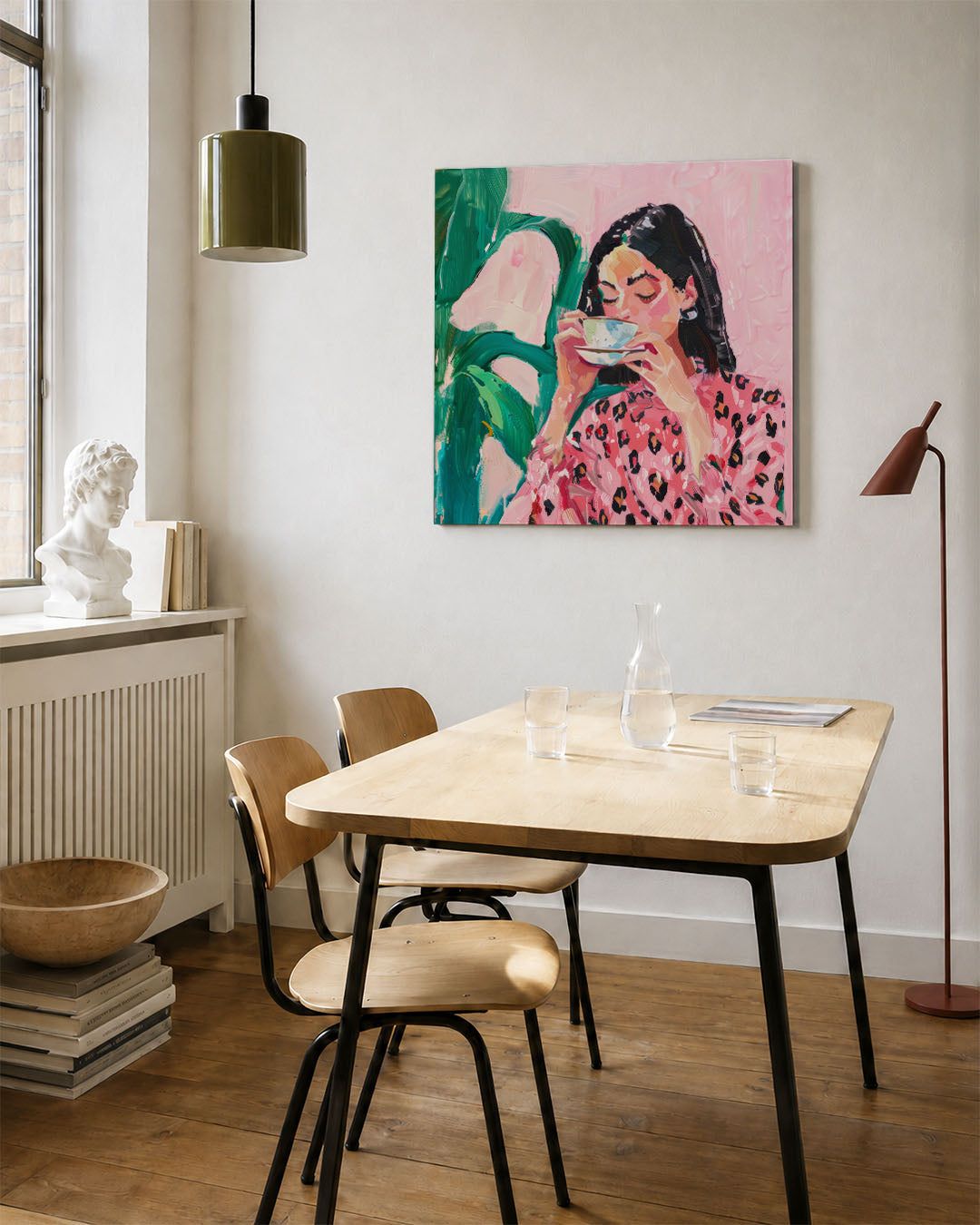 Vrouw met kopje kunstwerk – vierkante wanddecoratie – dit werk toont een vrouw in een roze outfit met een patroon, genietend