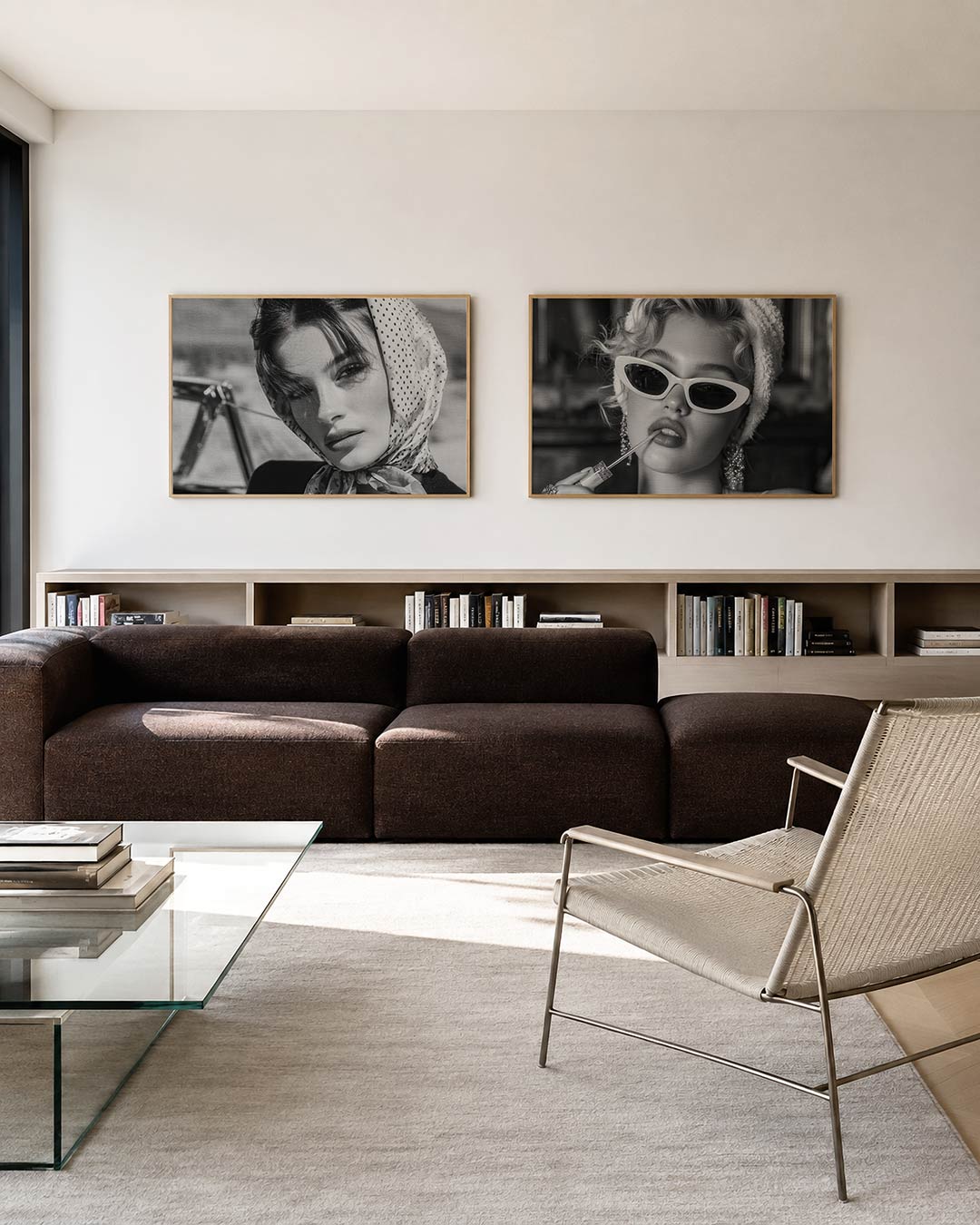 Interieurpresentatie van twee posters met donkere tinten en een rustige visuele opbouw
