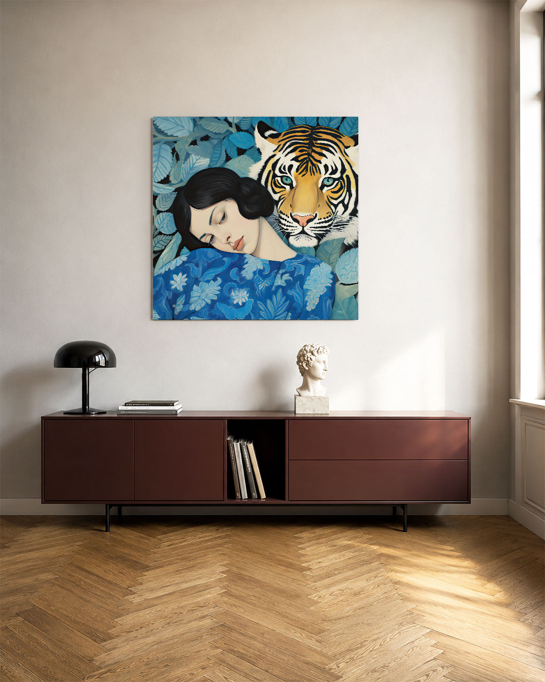 Dromerige tijger kunstwerk – tweede productweergave – dit kunstwerk toont een vrouw in een blauwe jurk naast een tijger