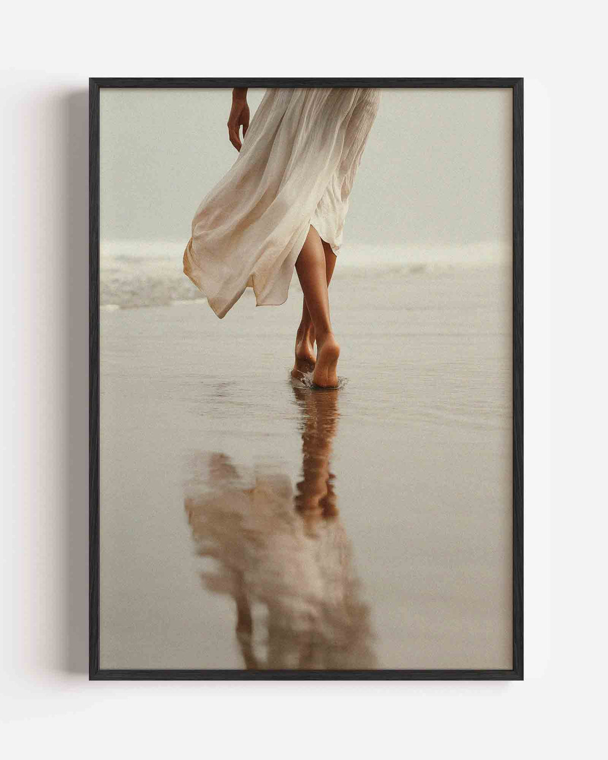Vrouw in witte jurk – natuur portret poster als wanddecoratie