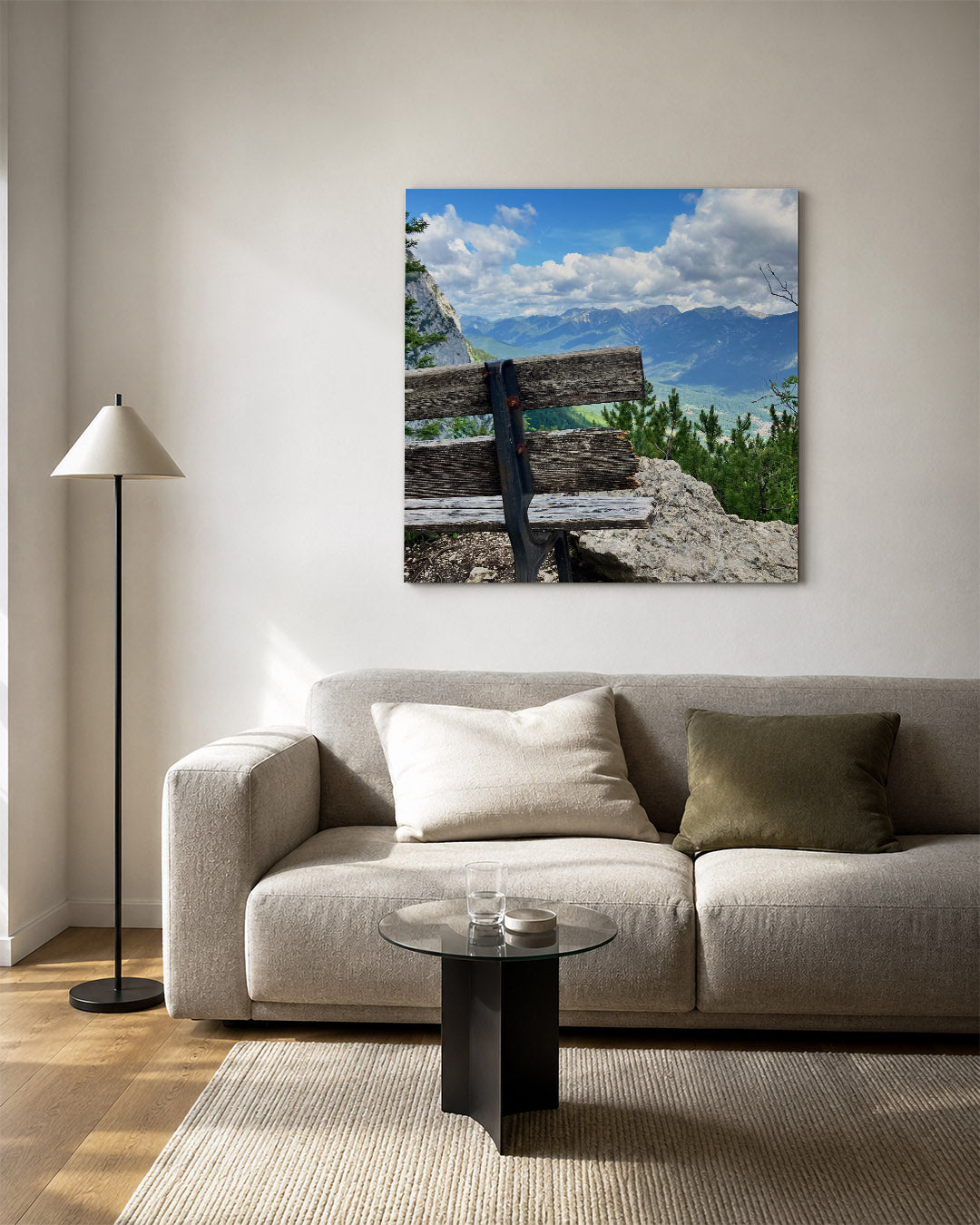 Berglandschap met bank kunstwerk – vierkante wanddecoratie – een verweerde houten bank staat op de voorgrond met een