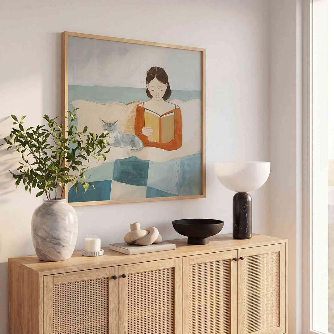 Lezende vrouw met kat – kunst en design poster in vierkant formaat