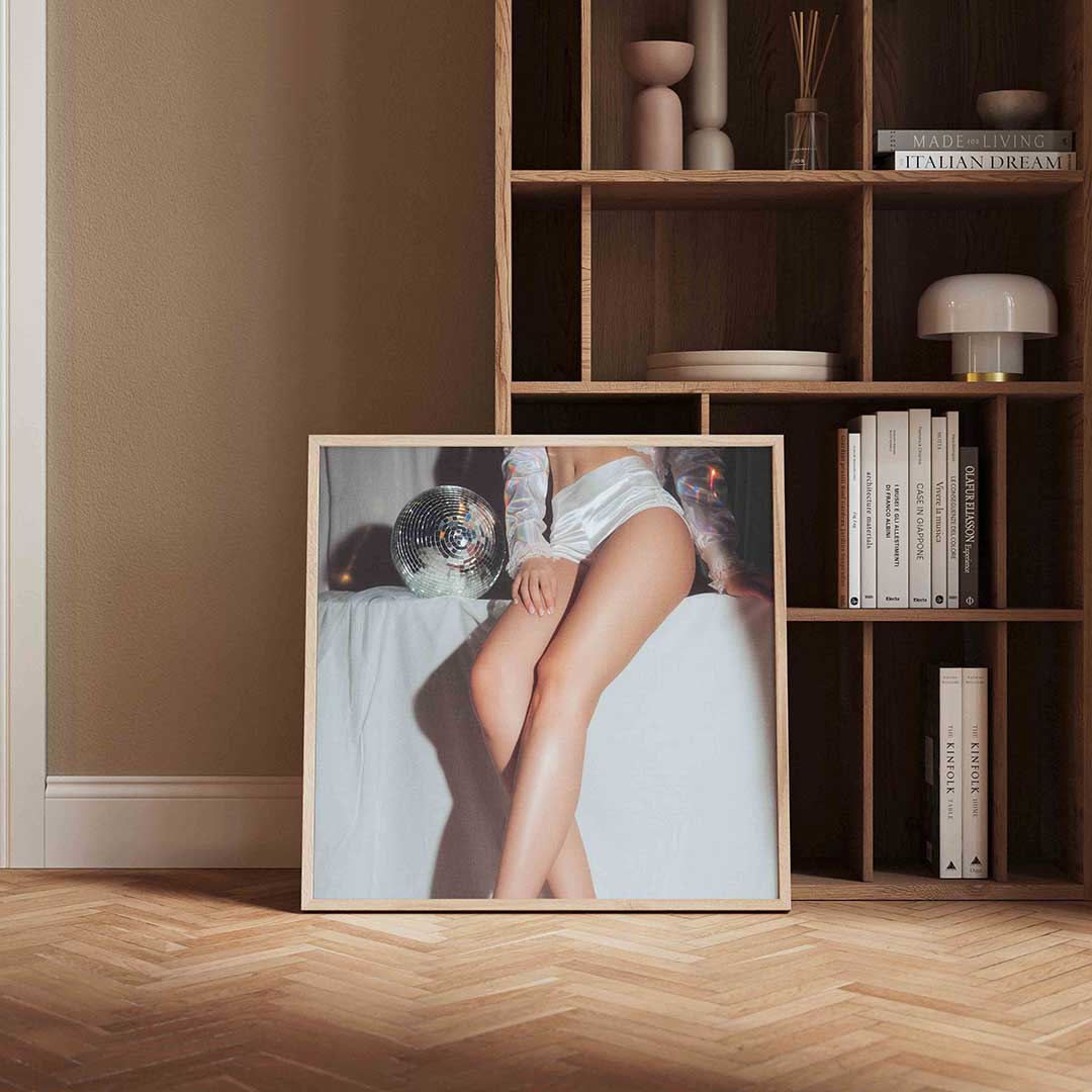 Glanzende outfit en discobal – kleurrijke Pop Art poster in vierkant formaat