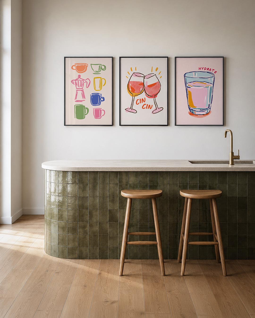 Kleurrijke koffievormen posterset – tweede productweergave – deze posterset in drie delen toont speelse koffiekopjes en