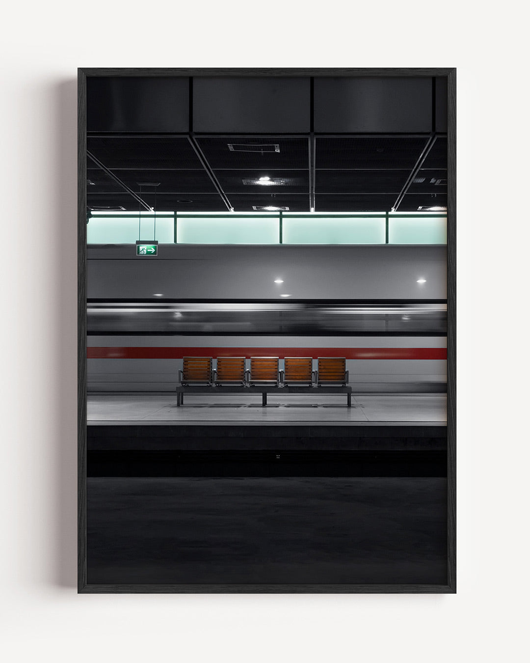 Stille station scene poster – portret wanddecoratie – deze poster toont een lege stationshal met een voorbijrazende trein. De