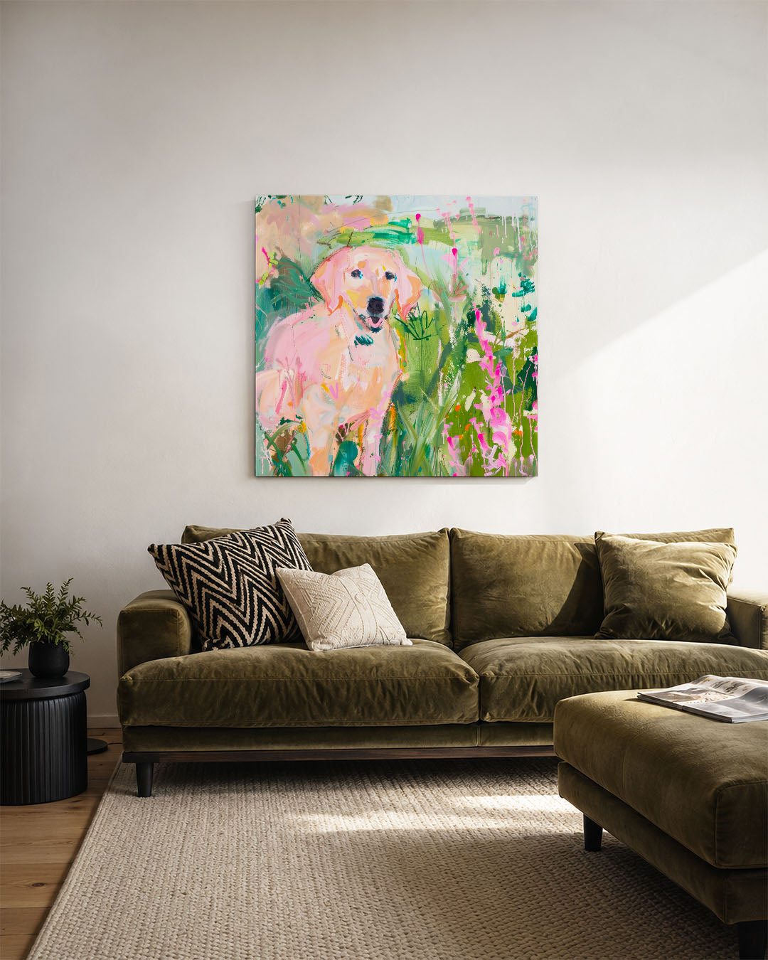 Vrolijke hond in tuin kunstwerk – derde productweergave – dit werk toont een speelse hond omringd door levendige kleuren en