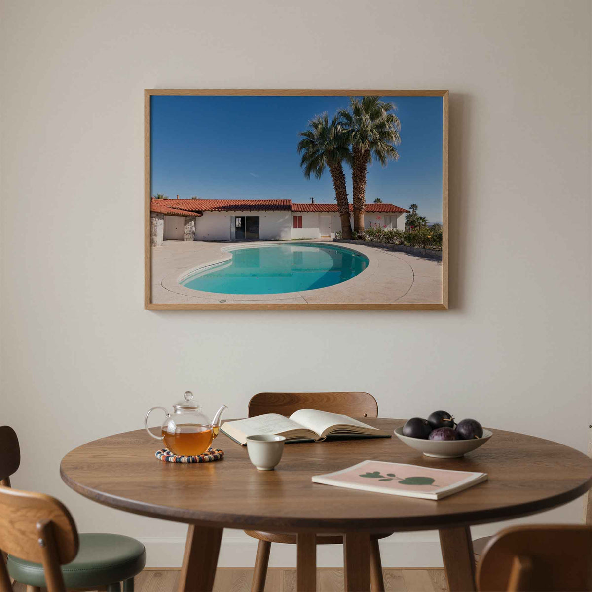 Zwembad en palmbomen – liggende moderne wanddecoratie van WallArtistic